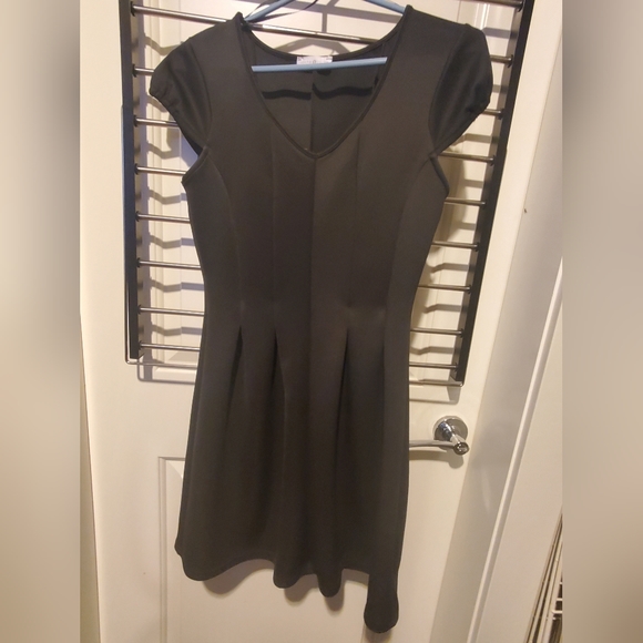 Black pleated dress v-neck - Picture 1 of 5